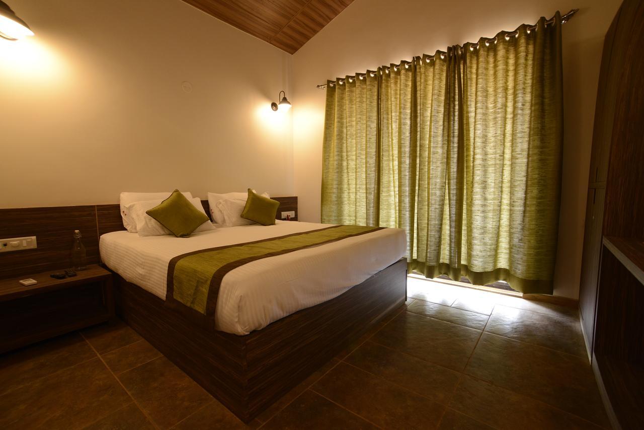 Feet Up Amaranth Resort Dāpoli Exteriér fotografie